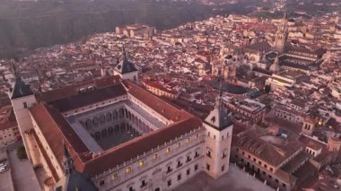 Açık bir kış gününde Toledo 'nun gün doğumunda çekilmiş hava görüntüleri.