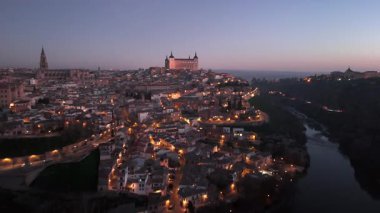 Açık bir kış gününde Toledo 'nun gün doğumunda çekilmiş hava görüntüleri.