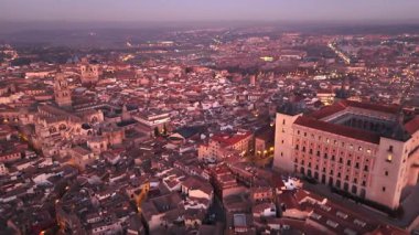 Açık bir kış gününde Toledo 'nun gün doğumunda çekilmiş hava görüntüleri.