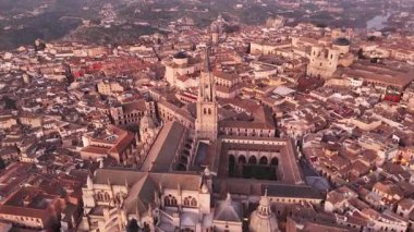 Açık bir kış gününde Toledo 'nun gün doğumunda çekilmiş hava görüntüleri.