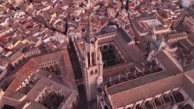 Açık bir kış gününde Toledo 'nun gün doğumunda çekilmiş hava görüntüleri.