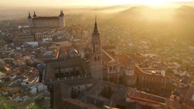 Açık bir kış gününde Toledo 'nun gün doğumunda çekilmiş hava görüntüleri.