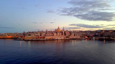 Valetta, Malta 'nın hava görüntüleri, günbatımında, 1 inçlik sensör, 4k 30fps