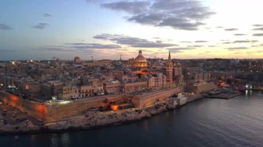 Valetta, Malta 'nın hava görüntüleri, günbatımında, 1 inçlik sensör, 4k 30fps