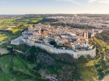 Mdina, Malta 'nın hava görüntüleri, günbatımında, 1 inçlik sensör, 4k 30fps