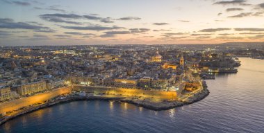 Gün batımında Valletta, Malta 'nın panoramik fotoğrafı
