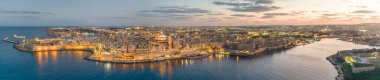 Gün batımında Valletta, Malta 'nın panoramik fotoğrafı