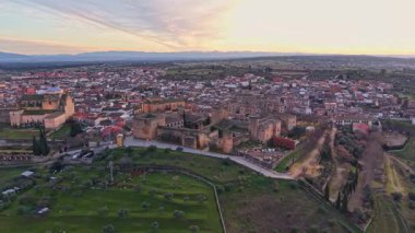 Toledo ilindeki Oropesa 'nın hava görüntüleri, açık bir günde gün batımında, 1 inç sensör, 4k 30fps