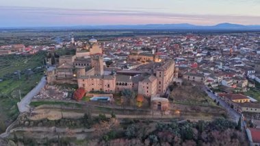 Toledo ilindeki Oropesa 'nın hava görüntüleri, açık bir günde gün batımında, 1 inç sensör, 4k 30fps