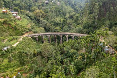 Demodara, Ella ve Sri Lanka 'daki 9 kemerli köprünün hava fotoğrafı.