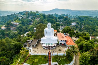 Kandy, Sri Lanka, Bahiravokanda Vihara 'daki Diş Tapınağı' ndaki dev Buda 'nın hava fotoğrafı.