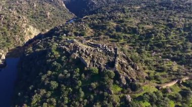 Ciudad de Vascos 'un arkeolojik kalıntılarının hava görüntüleri, açık bir günde gün batımında, 1 inçlik sensör, 4k 30fps