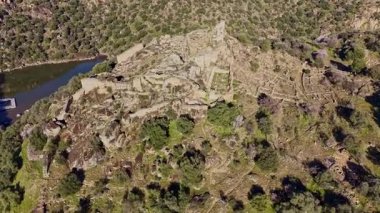 Ciudad de Vascos 'un arkeolojik kalıntılarının hava görüntüleri, açık bir günde gün batımında, 1 inçlik sensör, 4k 30fps