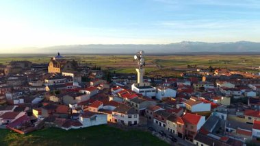 Toledo ilindeki Oropesa 'nın hava görüntüleri, açık bir günde gün batımında, 1 inç sensör, 4k 30fps