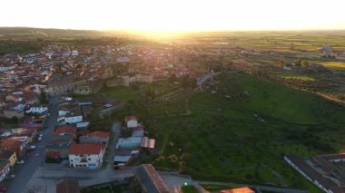 Toledo ilindeki Oropesa 'nın hava görüntüleri, açık bir günde gün batımında, 1 inç sensör, 4k 30fps