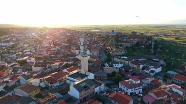 Toledo ilindeki Oropesa 'nın hava görüntüleri, açık bir günde gün batımında, 1 inç sensör, 4k 30fps