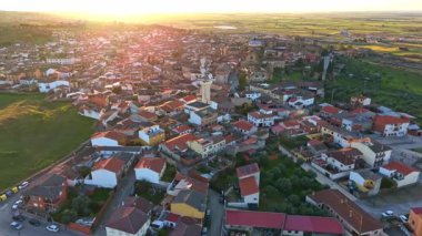 Toledo ilindeki Oropesa 'nın hava görüntüleri, açık bir günde gün batımında, 1 inç sensör, 4k 30fps