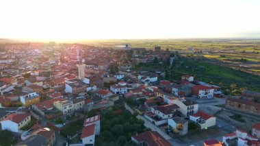 Toledo ilindeki Oropesa 'nın hava görüntüleri, açık bir günde gün batımında, 1 inç sensör, 4k 30fps