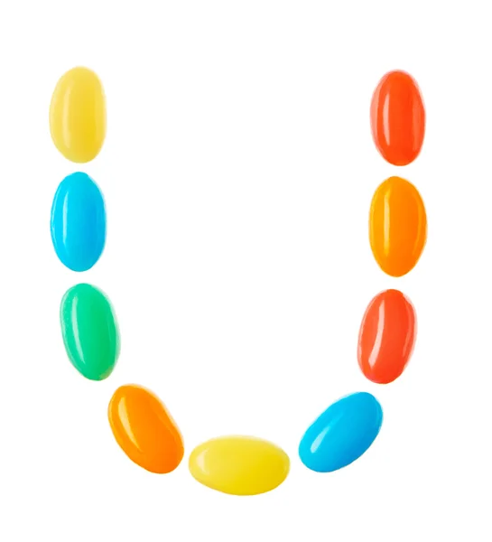Çok renkli şekerler beyaz izole yapılmış U Harfi — Stok fotoğraf