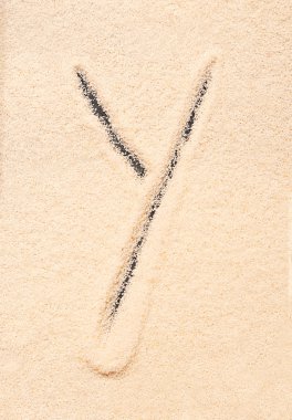 Kum üzerine yazılmış Y harfi