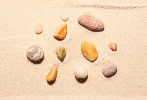 Coleção de onze pedras marinhas na areia — Fotografia de Stock
