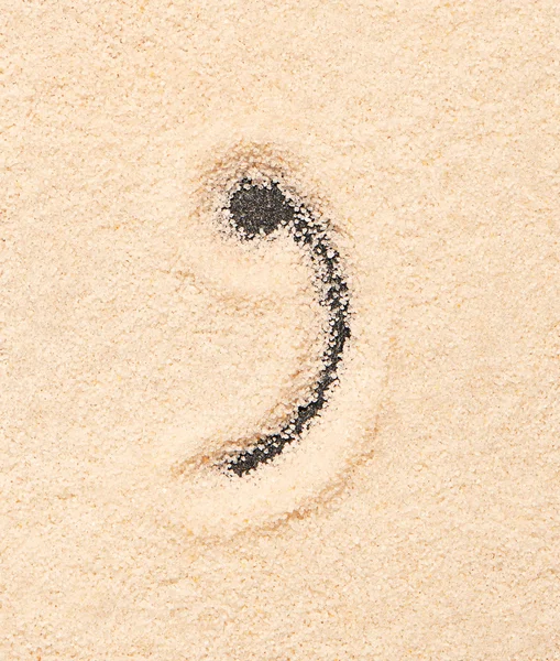 Symbole de virgule écrit sur sable — Photo