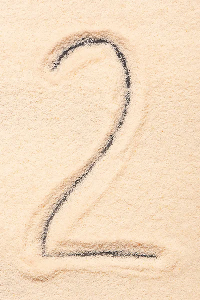 2 Zahlen auf Sand geschrieben — Stockfoto