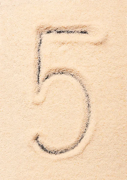5 Zahl auf Sand geschrieben — Stockfoto