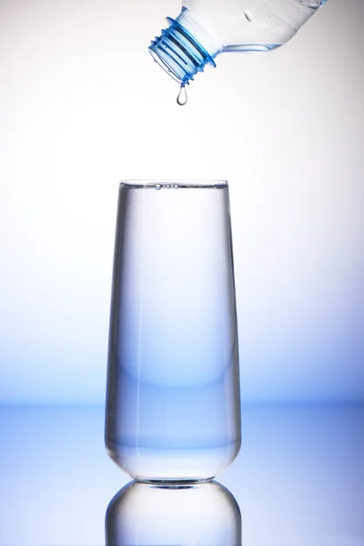 물 마시는 유리에 병에서 떨어지는 드롭 — 스톡 사진