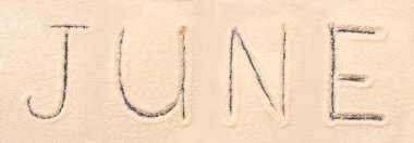 Üzerinde çizilmiş kum yazı Haziran