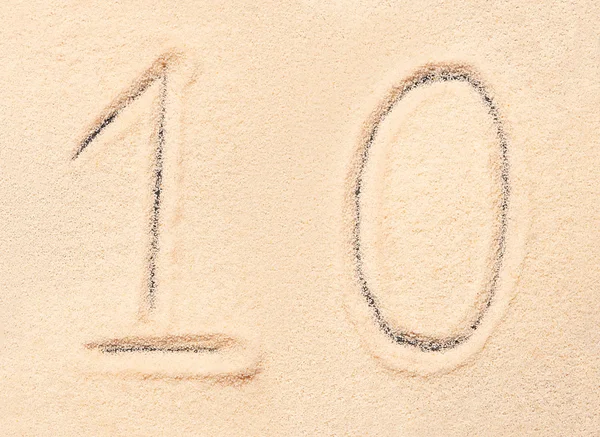 10 Zahlen auf Sand am Strand geschrieben — Stockfoto