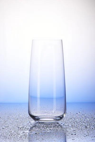 Vaso de beber vacío con reflexión sobre gotas de agua — Foto de Stock
