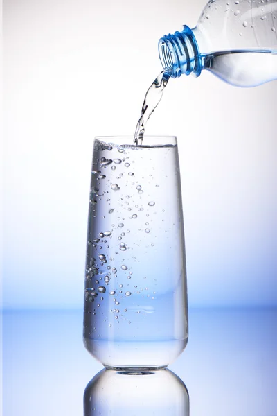 물 가득 마시는 유리 플라스틱 병에서 쏟아져 — 스톡 사진