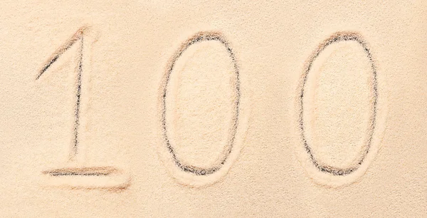 100 números escritos en arena de playa. Fondo de verano — Foto de Stock