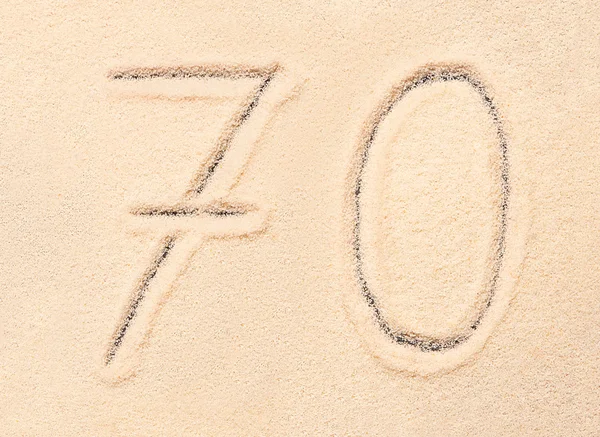 70 Ziffern auf Sand geschrieben. Sommer-Hintergrund — Stockfoto
