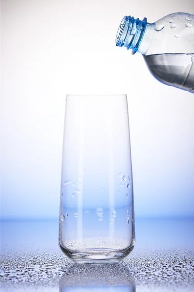 물 마시는 유리 빈 플라스틱 병 — 스톡 사진