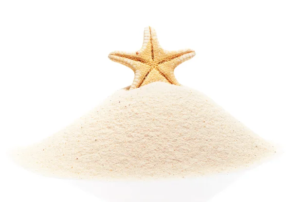 Морские звезды на куче пляжного песка изолированы на белом — стоковое фото