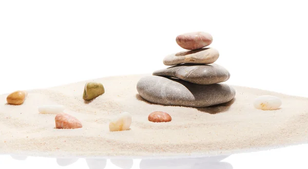 Japonês zen jardim de pedra e pedras marinhas na areia da praia — Fotografia de Stock