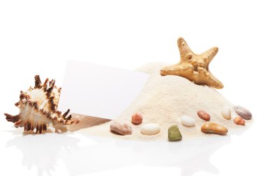Ziyaret kart, deniz yıldızı, deniz kabuğu, sahil kumu yığını üzerinde taşlar