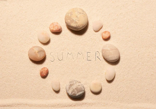 Ramki wokół morze kamieni z napisem lato rysowane na piasku — Zdjęcie stockowe