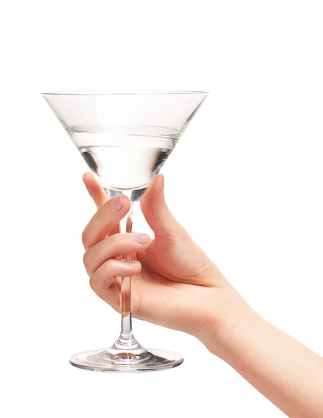 Main féminine tenant le verre de martini propre avec de l'eau — Photo