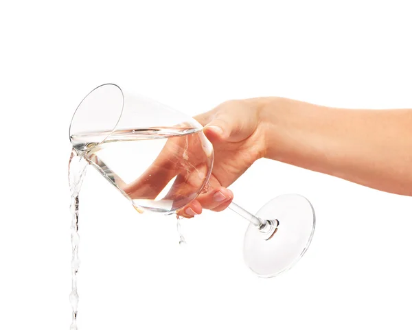 여자의 손에 전체 와인 유리에서 쏟아지는 물 — 스톡 사진