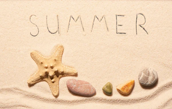 ヒトデ、海石や砂の上夏レタリング — ストック写真
