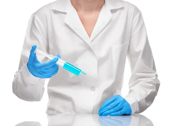 Doctor in de witte jurk en handschoenen houden spuit met drug — Stockfoto