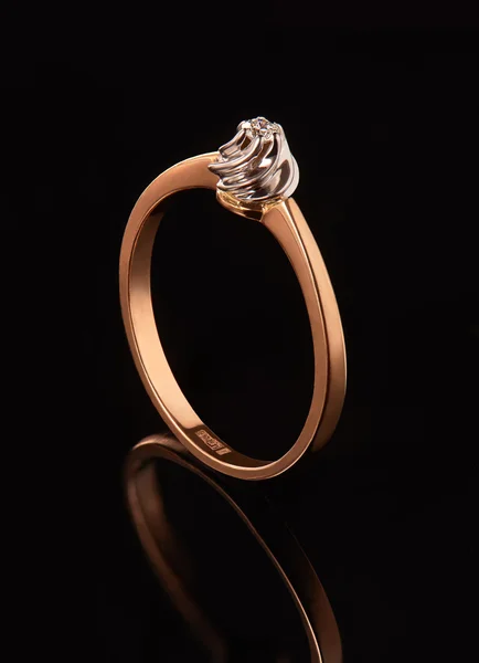 Goldring mit Diamant, isoliert auf schwarzem Hintergrund — Stockfoto