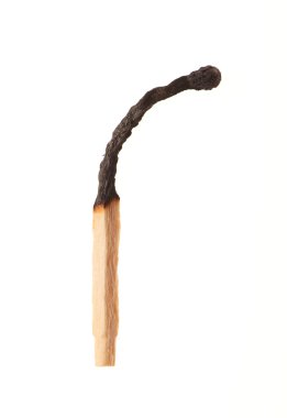 Beyaz arka plan üzerinde izole yanık ahşap maç