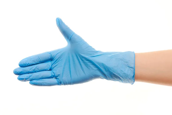 Vrouwelijke arts hand in blauwe chirurgische handschoen voor handdruk geven — Stockfoto