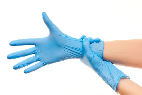 Kadın doktorun elleri mavi cerrahi eldiven steril koyarak — Stok fotoğraf