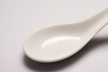 Beyaz arka plan beyaz boş Seramik kaşık