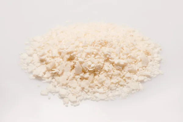 Куча рисовых хлопьев на белом фоне — стоковое фото
